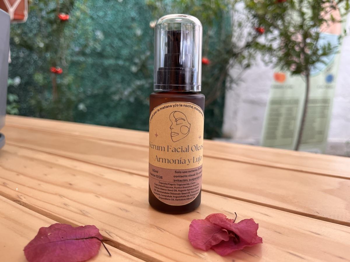Sérum facial Armonía y Luz de Herbaleza Silvestre sobre una mesa de madera